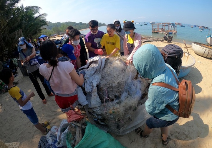 Foreigners join rubbish collection on Danang beach - 4 Foreigners join rubbish collection on Danang beach - 4