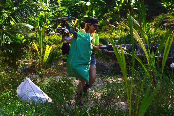 Foreigners join rubbish collection on Danang beach - 2 Foreigners join rubbish collection on Danang beach - 2