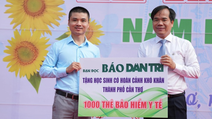 Dantri/Dtinews supports health insurance for Can Tho students - 1