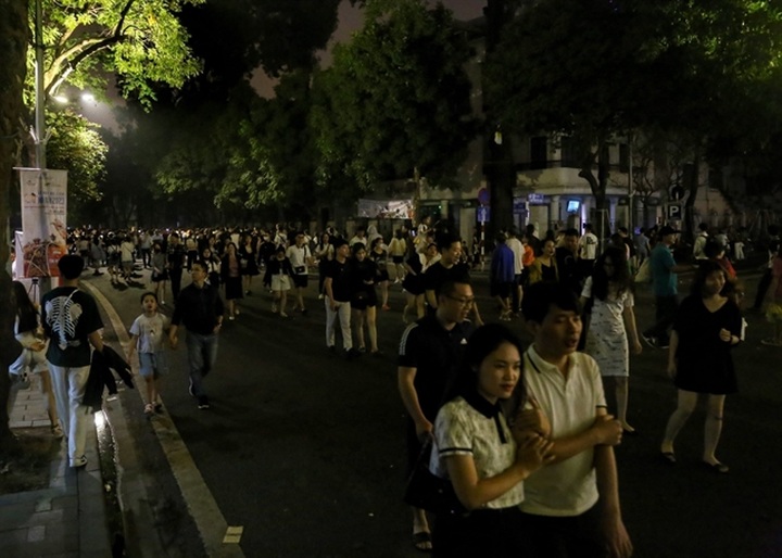 Vietnam saves over US$23,000 of electricity during Earth Hour - 1 Vietnam saves over US$23,000 of electricity during Earth Hour - 1
