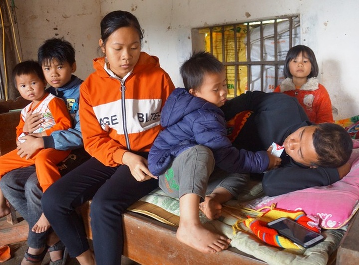 Injured father calls for help after serious accident - 1