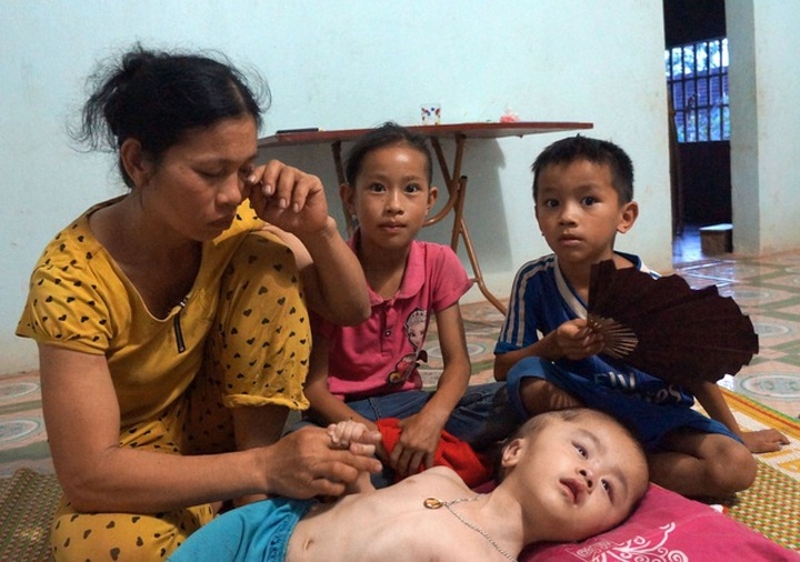 Mother struggles to provide daily meals to small children - 2