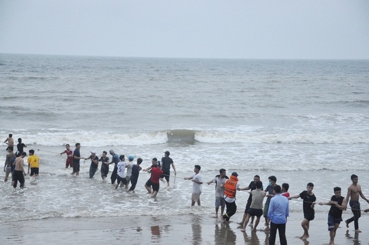 Teenager drowns, three others remain missing at Thanh Hoa beach - 2 Teenager drowns, three others remain missing at Thanh Hoa beach - 2
