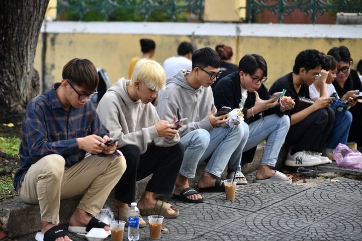 HCM City people enjoy ‘coffee on the ground’ - 8