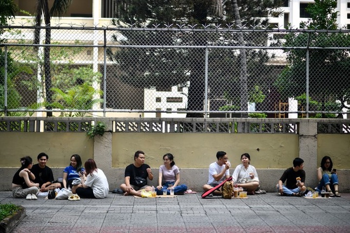 HCM City people enjoy ‘coffee on the ground’ - 1