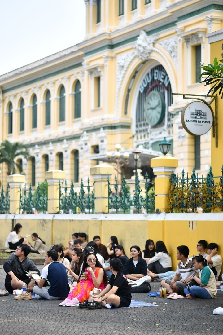 HCM City people enjoy ‘coffee on the ground’ - 4