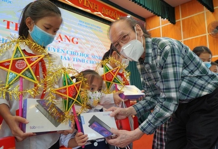 Vietnam Fund for Learning Promotion brings help to poor students - 2