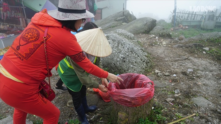 Festival season brings litter to Yen Tu - 6