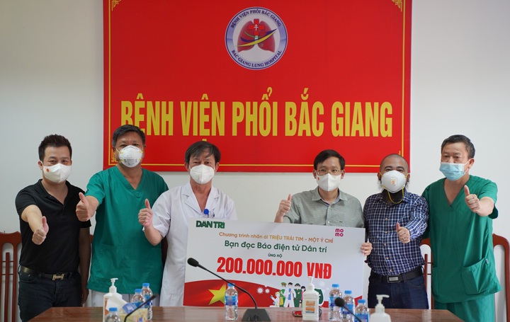 Dantri transfers donations to frontline workers in Bac Giang and Bac Ninh - 2