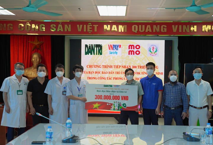 Dantri transfers donations to frontline workers in Bac Giang and Bac Ninh - 3