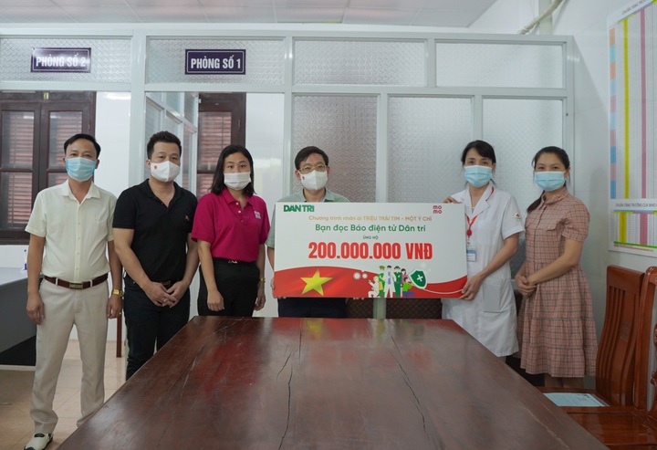 Dantri transfers donations to frontline workers in Bac Giang and Bac Ninh - 4