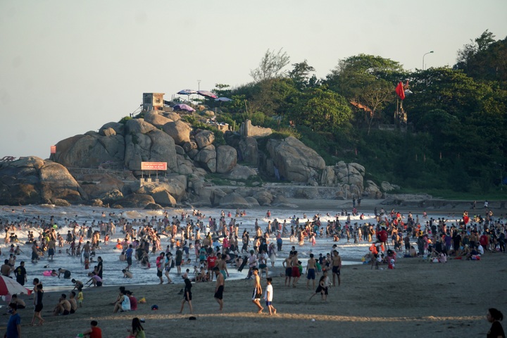 Sam Son crowded during hot days - 5