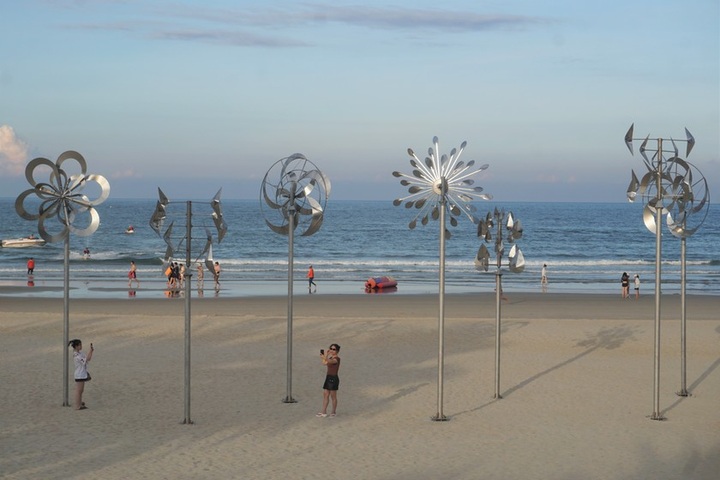 Flower walk opened on Danang beach - 4