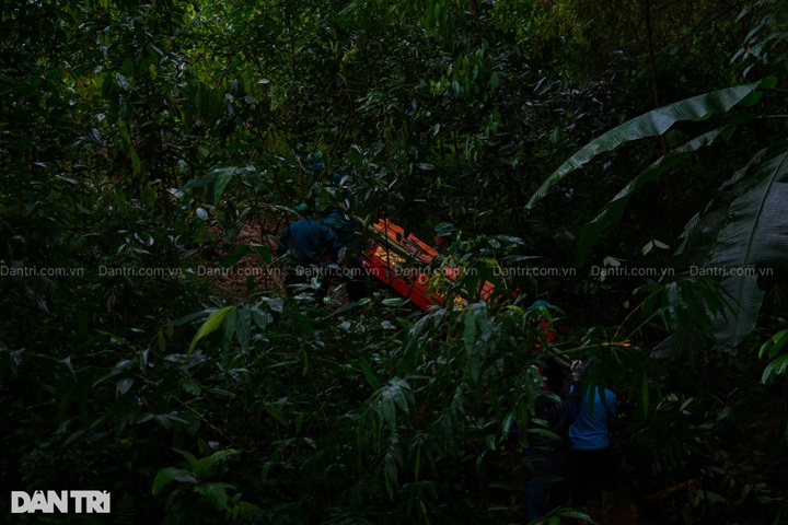 Hundreds mobilised to search for Lao Cai flash flood victims - 3 Hundreds mobilised to search for Lao Cai flash flood victims - 3