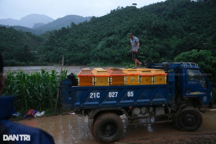 Hundreds mobilised to search for Lao Cai flash flood victims - 6 Hundreds mobilised to search for Lao Cai flash flood victims - 6