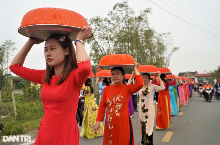 Ha Tinh people offer Chung cakes to King Mai Hac De - 3