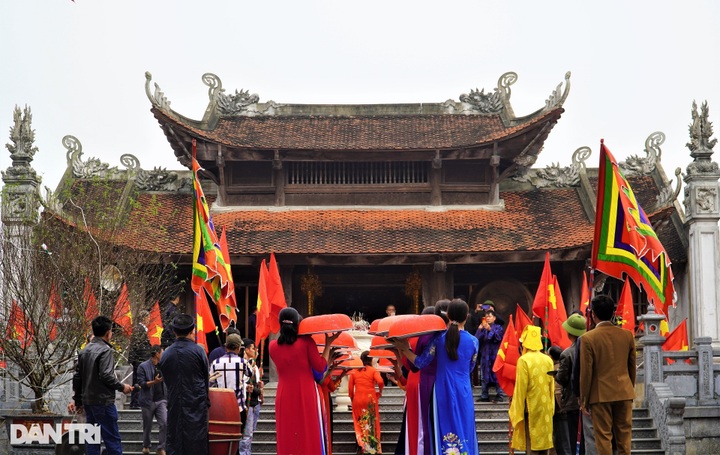 Ha Tinh people offer Chung cakes to King Mai Hac De - 4