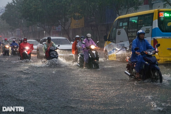Many streets in Danang submerged - 1 Many streets in Danang submerged - 1