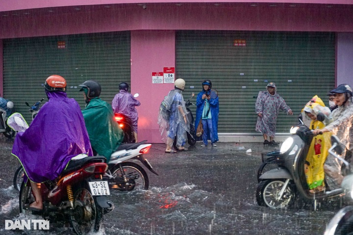 Many streets in Danang submerged - 2 Many streets in Danang submerged - 2