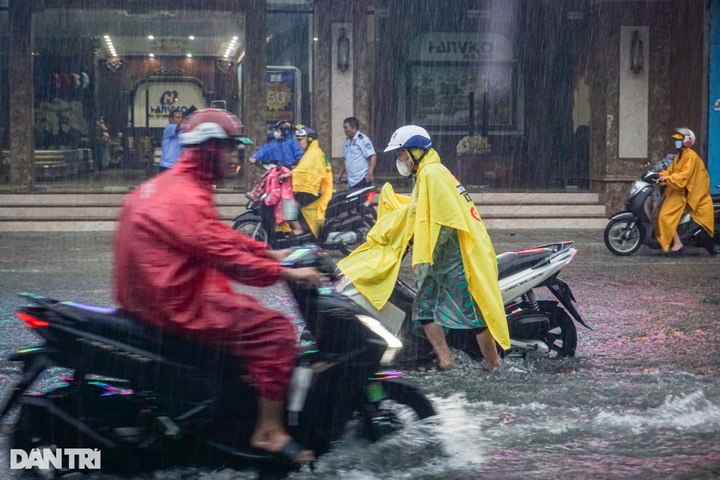 Many streets in Danang submerged - 3 Many streets in Danang submerged - 3