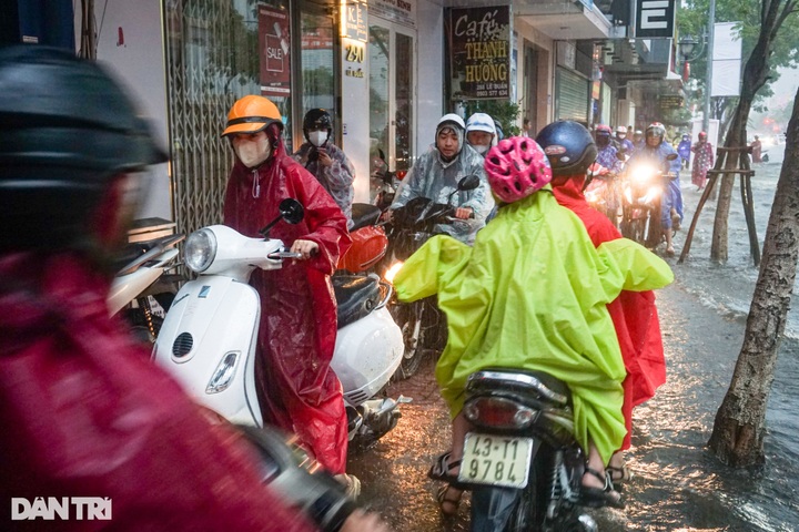 Many streets in Danang submerged - 7 Many streets in Danang submerged - 7