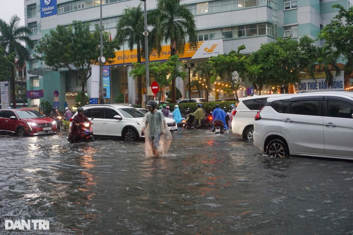 Many streets in Danang submerged - 5 Many streets in Danang submerged - 5