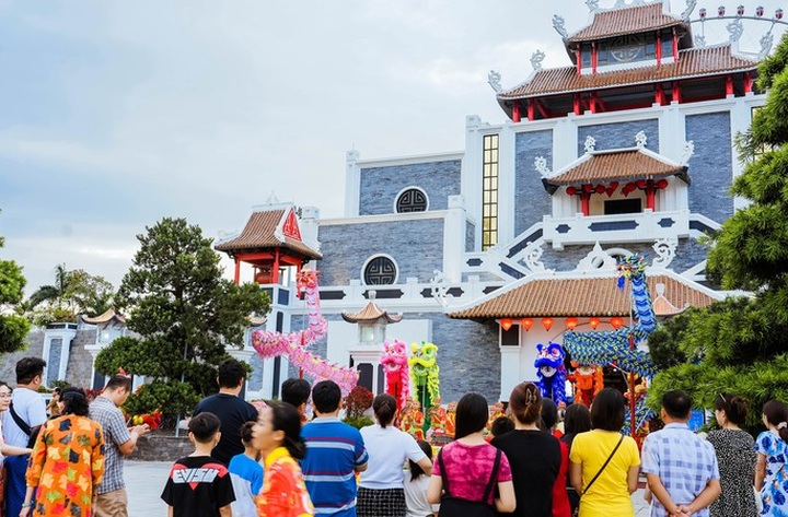 Tourist numbers to Danang surge on national holidays - 1