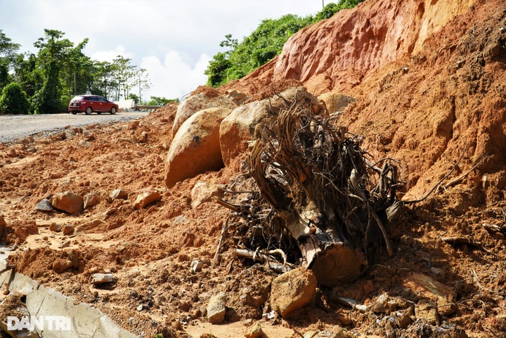 Central road faces severe landslide following torrential rains - 3