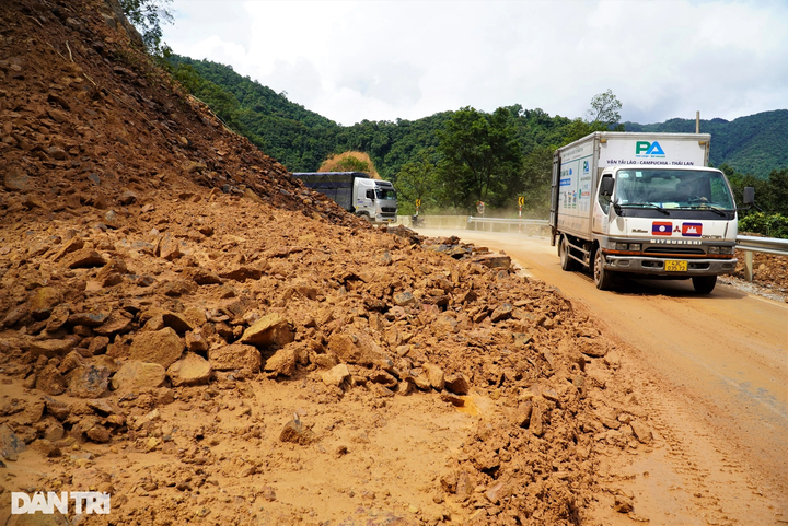 Central road faces severe landslide following torrential rains - 2