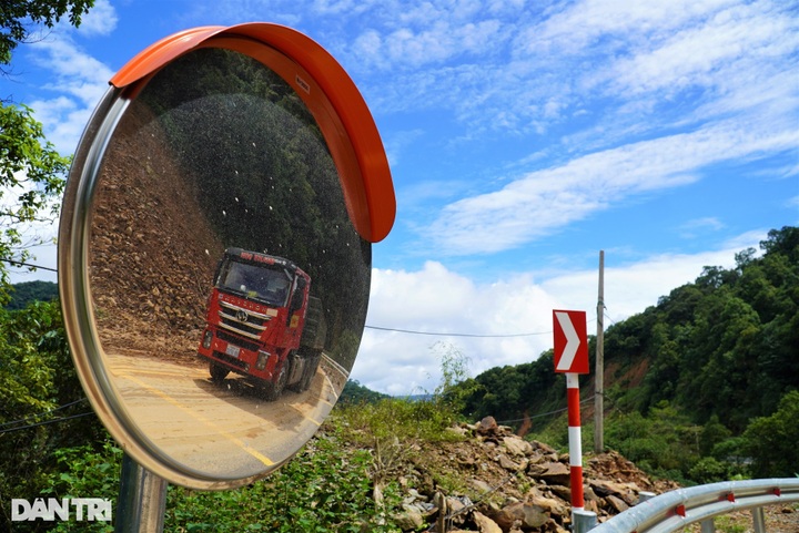 Central road faces severe landslide following torrential rains - 4