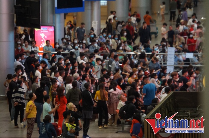 Tan Son Nhat airport crowded as Tet nears - 1