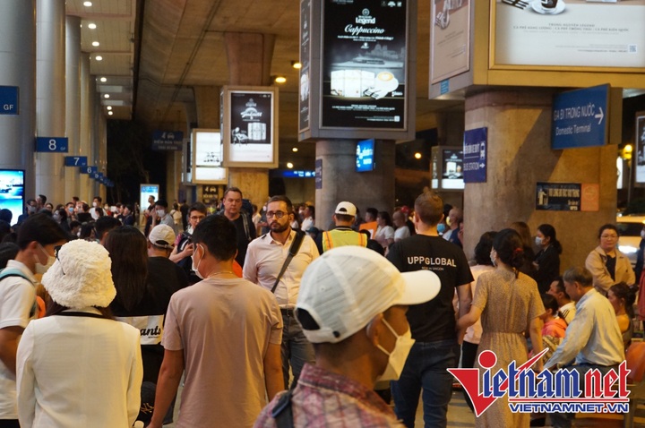 Tan Son Nhat airport crowded as Tet nears - 3