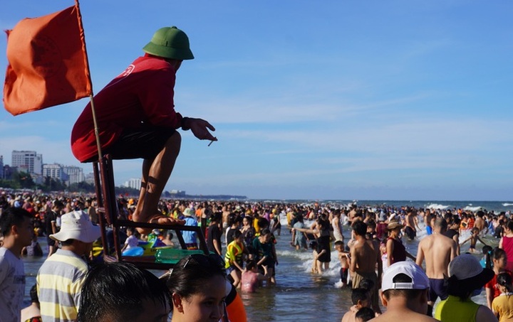 Sam Son beaches jammed during hot weekend - 4