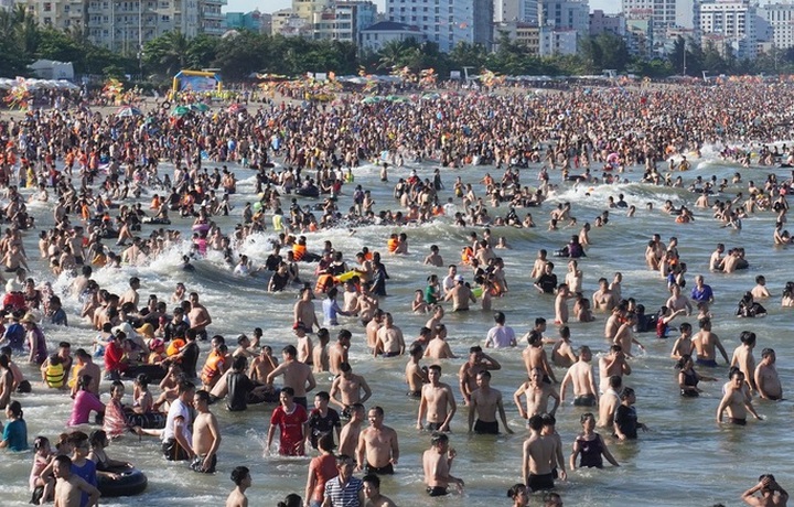 Sam Son beaches jammed during hot weekend - 5