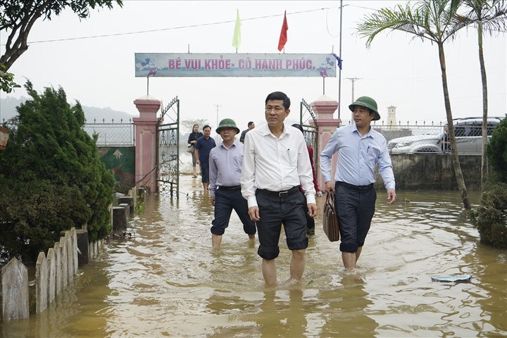 Dozens of schools in Nghe An still flooded - 2 Dozens of schools in Nghe An still flooded - 2
