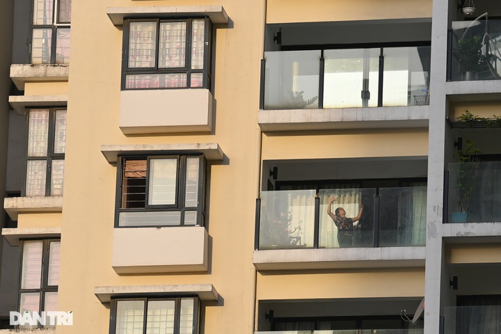 Hanoi lakes and rivers packed with people going out for exercises - 8 Hanoi lakes and rivers packed with people going out for exercises - 8