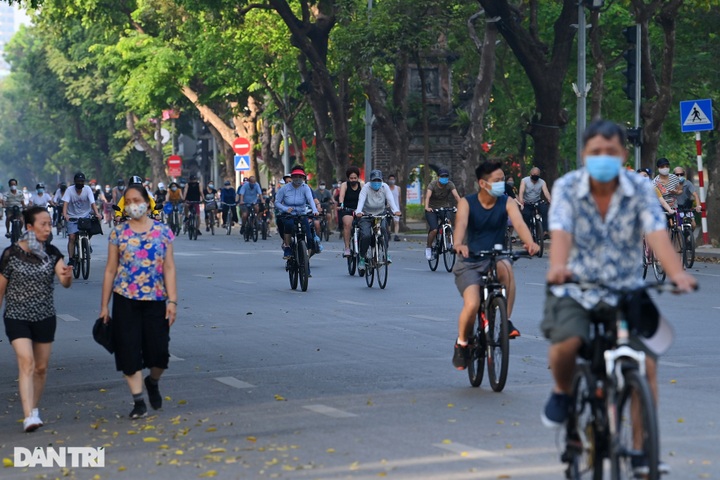 Hanoi lakes and rivers packed with people going out for exercises - 3 Hanoi lakes and rivers packed with people going out for exercises - 3