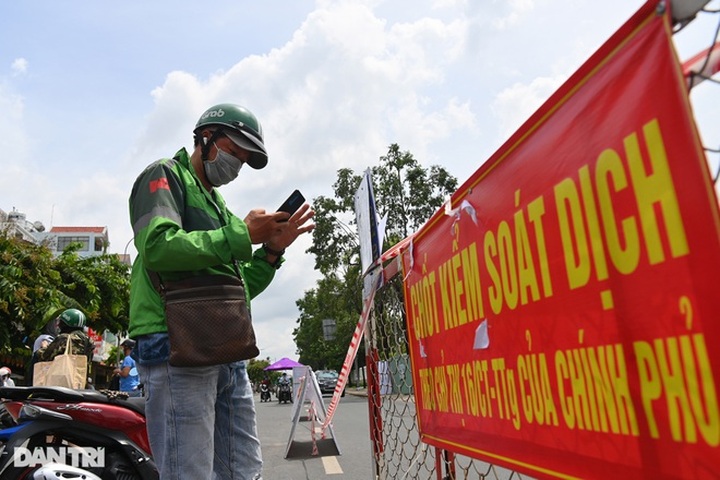 HCM City considers prioritising Covid-19 vaccination for 62,000 shippers - 1