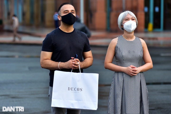 HCM City people sightsee and meet friends again after social distancing - 6 HCM City people sightsee and meet friends again after social distancing - 6