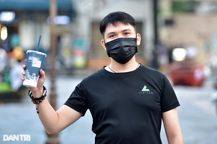 HCM City people sightsee and meet friends again after social distancing - 10 HCM City people sightsee and meet friends again after social distancing - 10