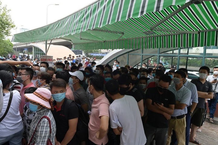 Hundreds of people jostle for Covid-19 tests in Hanoi - 1