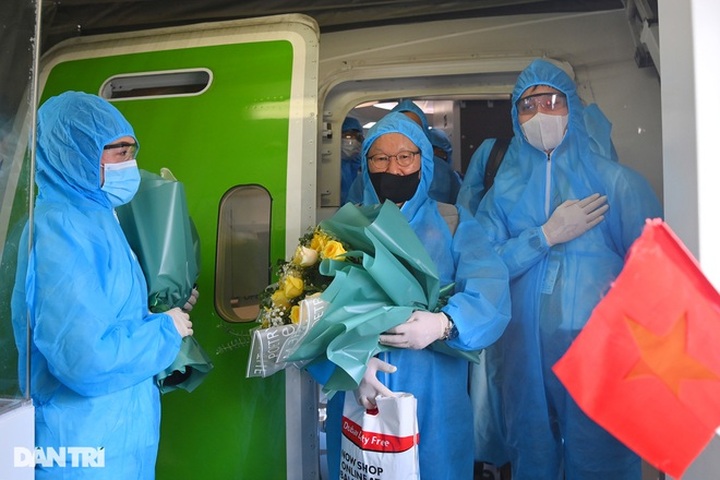 National football team returns to Vietnam after successful World Cup qualifier round - 1