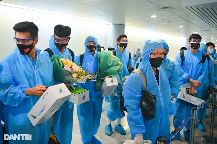 National football team returns to Vietnam after successful World Cup qualifier round - 3