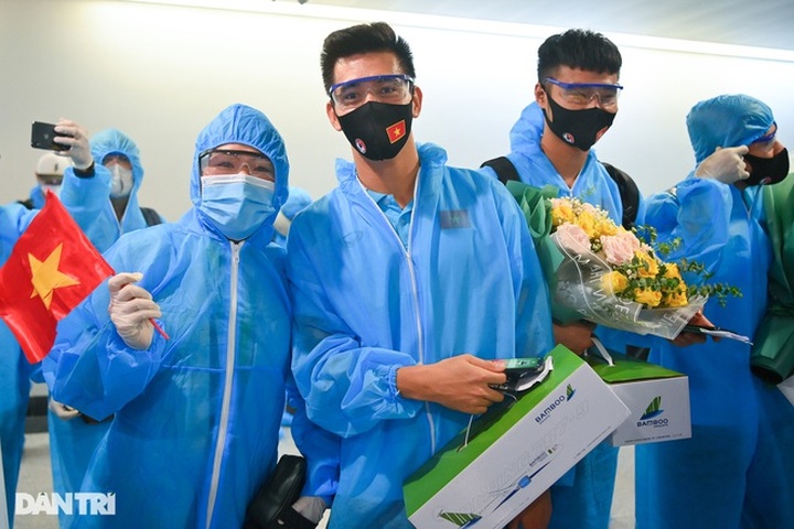 National football team returns to Vietnam after successful World Cup qualifier round - 4