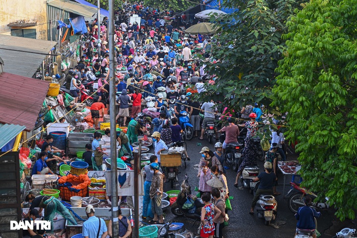Hanoi streets deserted on the first day of social distancing - 14