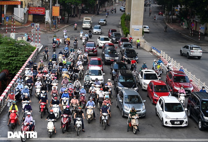 Hanoi streets busy again after loosened social distancing measures - 6