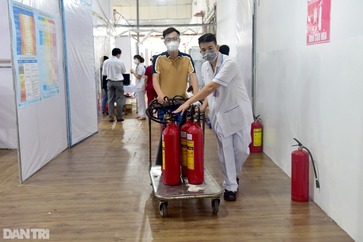 1,000-bed field hospital opened in HCM City epicentre - 4