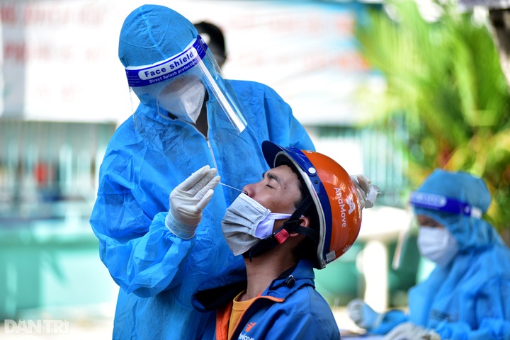 Shippers race to Covid-19 testing sites in HCM City - 3