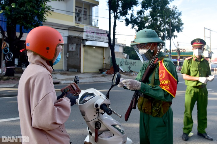 Troops deployed as HCM City tightens Covid-19 prevention rules - 8