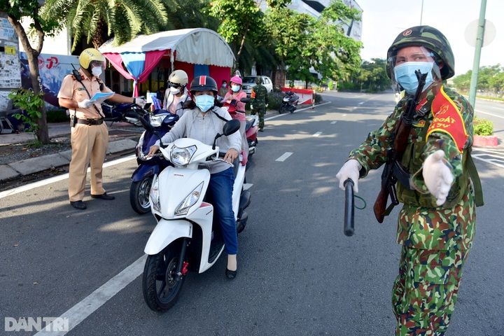Troops deployed as HCM City tightens Covid-19 prevention rules - 6